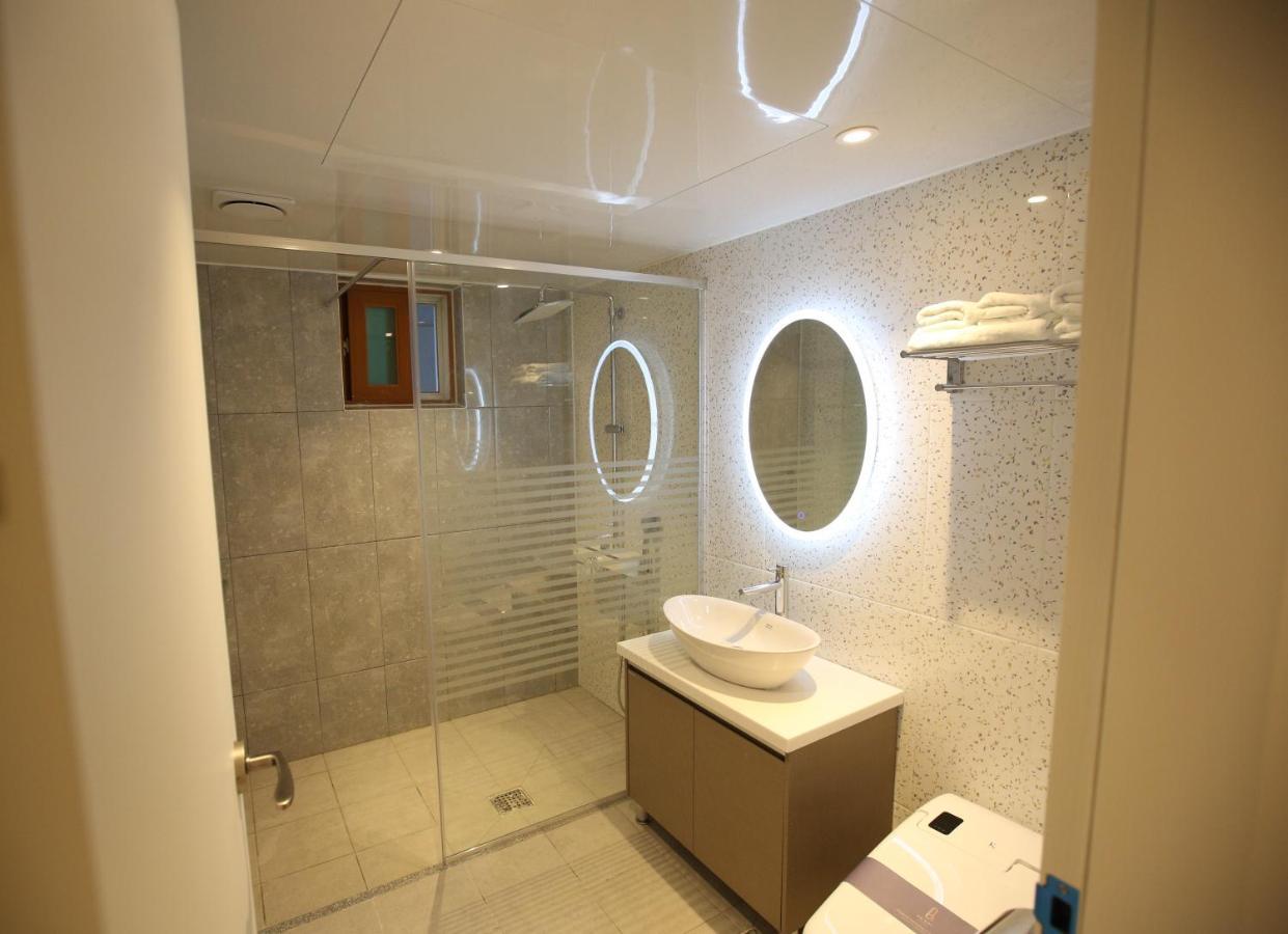 Am Ort Hotel Йосу Экстерьер фото
