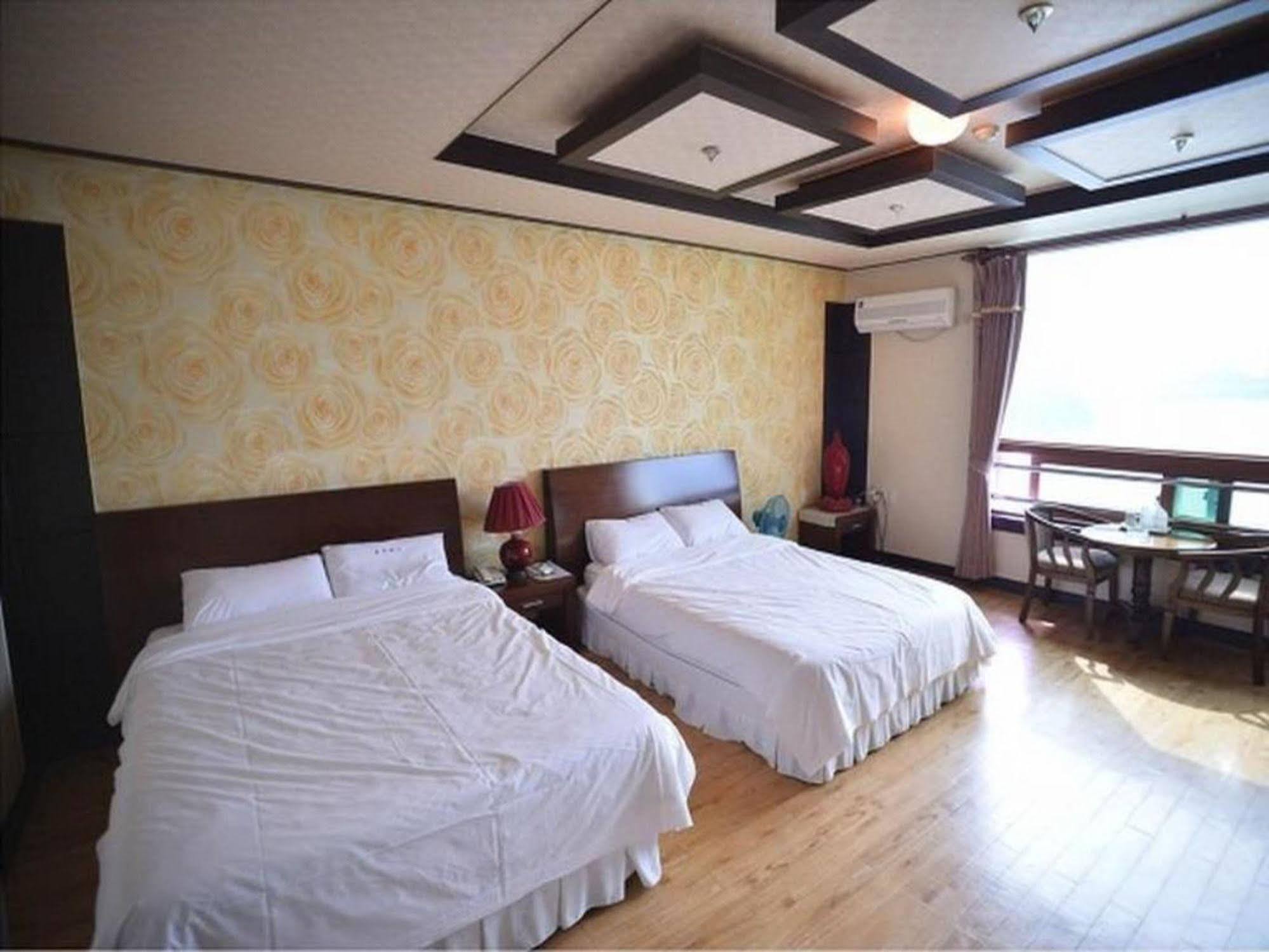 Am Ort Hotel Йосу Экстерьер фото