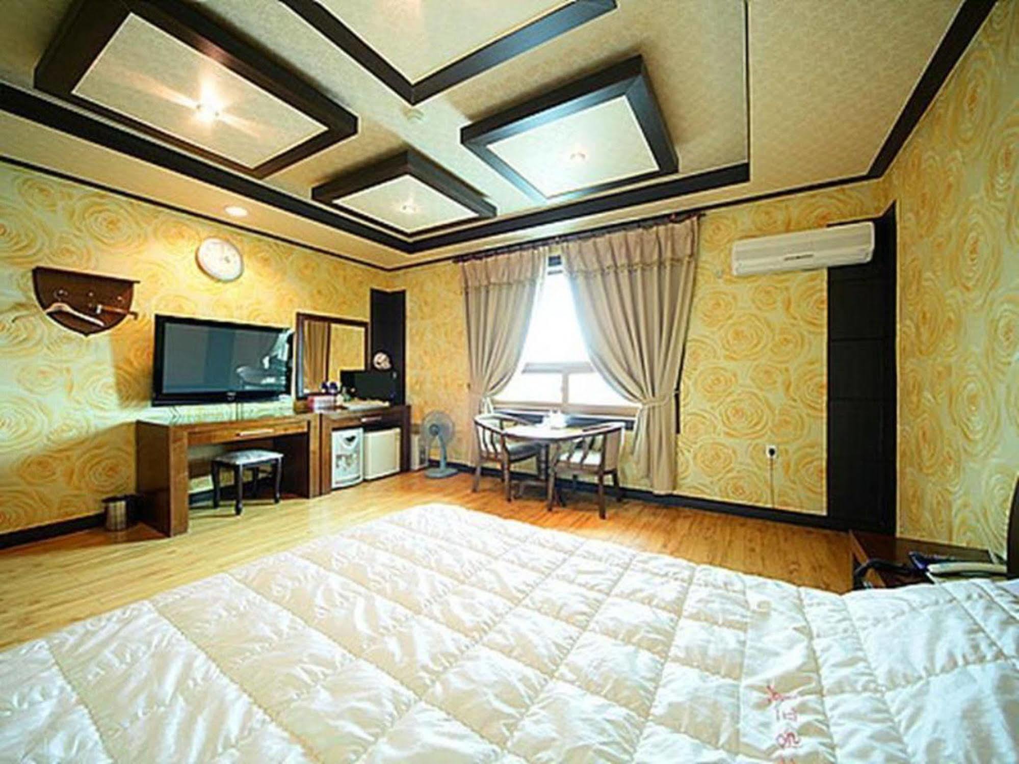 Am Ort Hotel Йосу Экстерьер фото