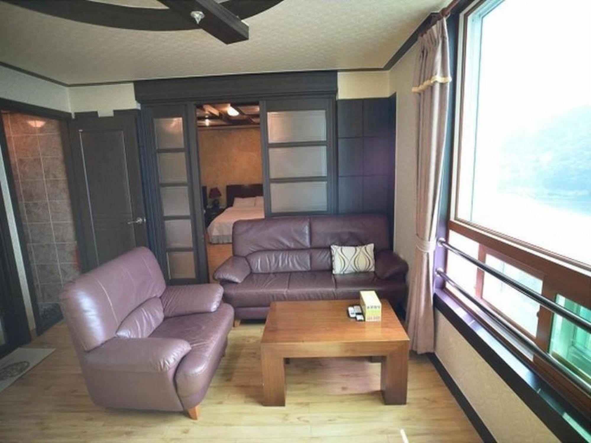 Am Ort Hotel Йосу Экстерьер фото