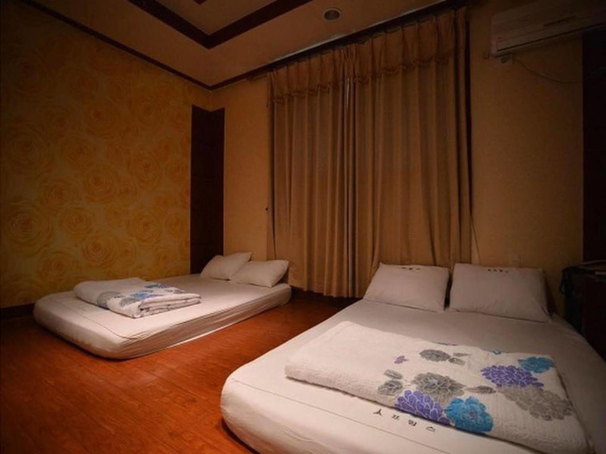 Am Ort Hotel Йосу Экстерьер фото