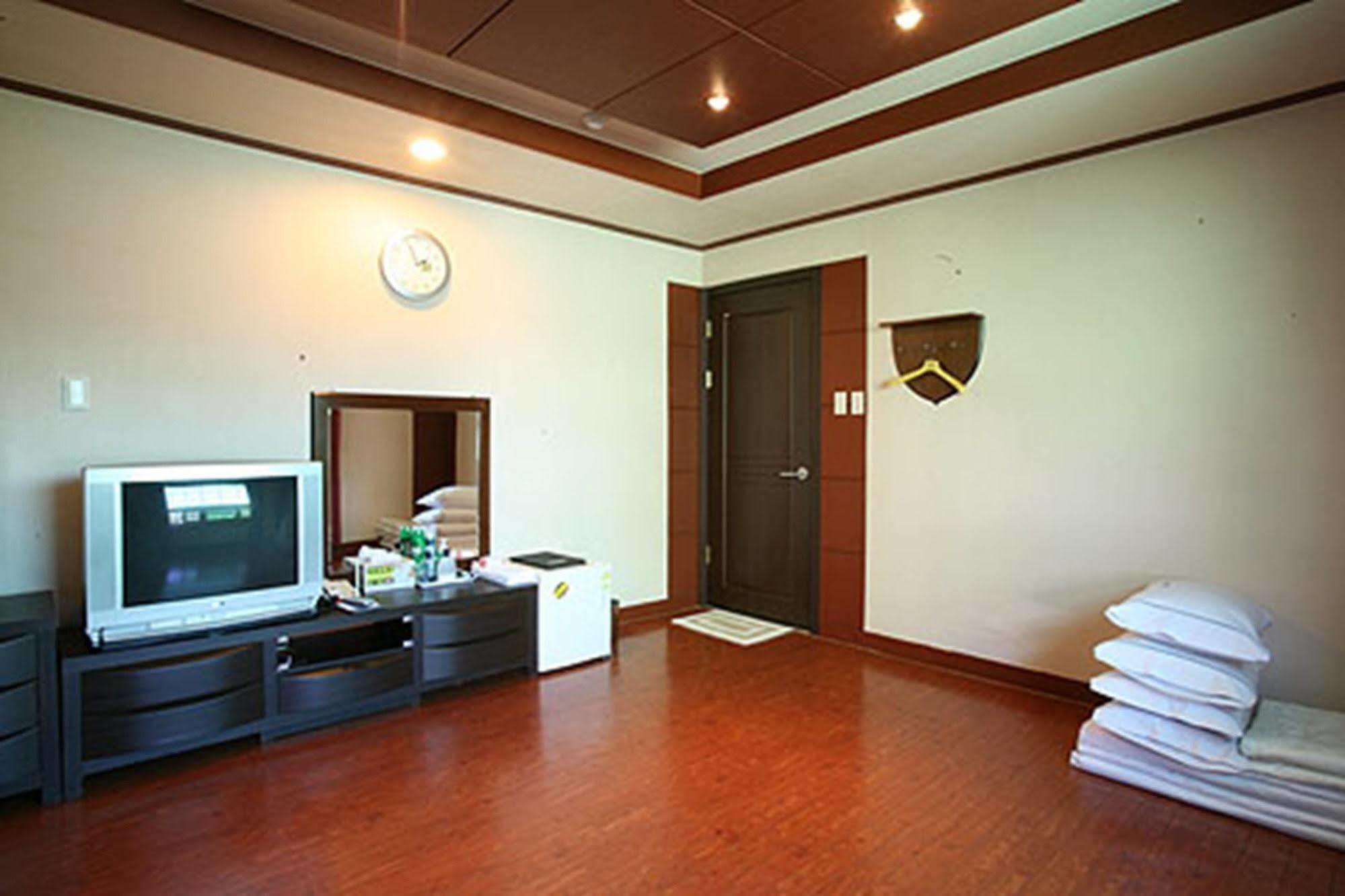 Am Ort Hotel Йосу Экстерьер фото