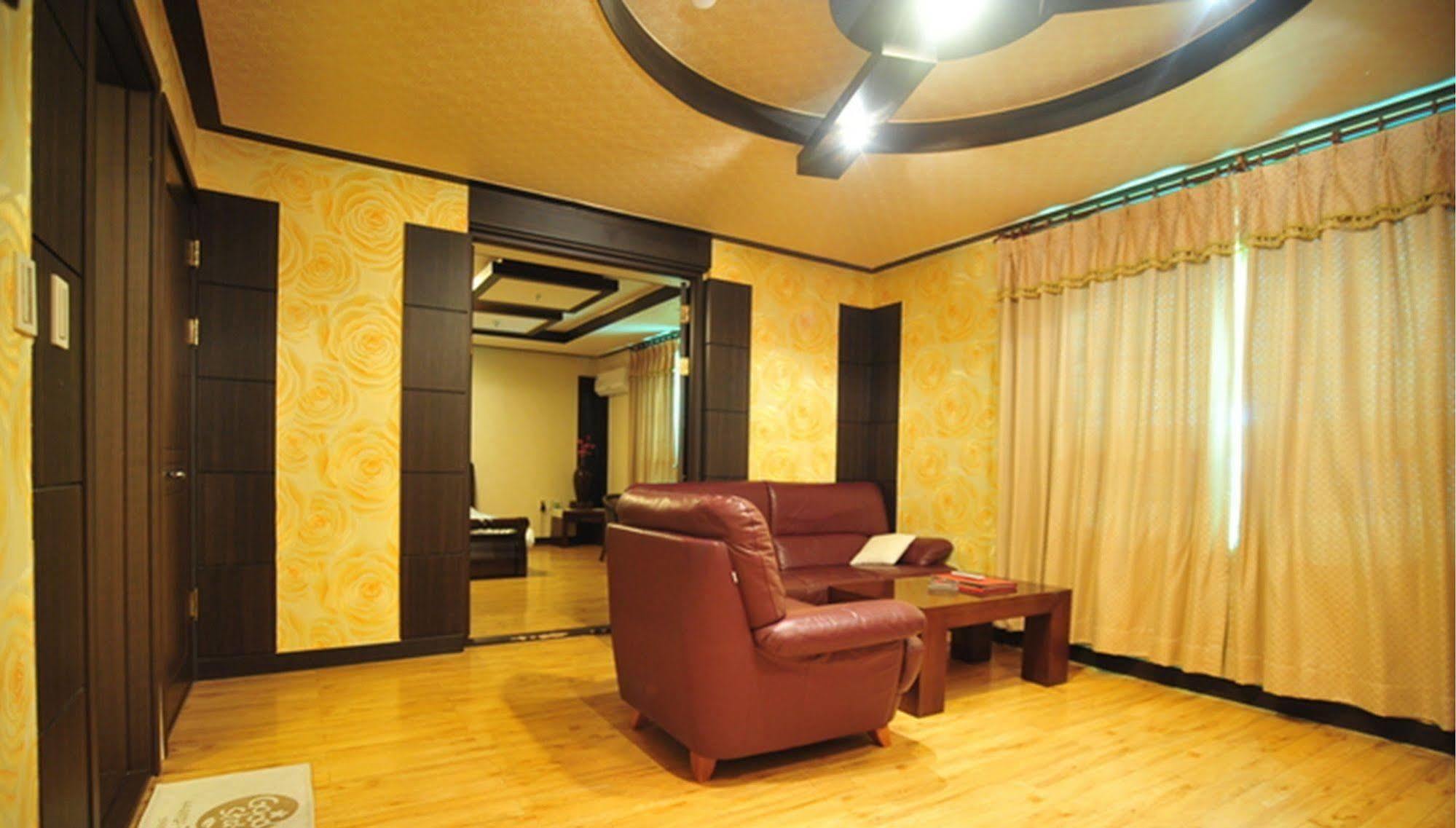 Am Ort Hotel Йосу Экстерьер фото