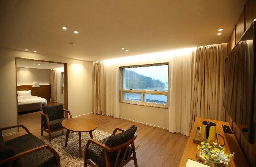 Am Ort Hotel Йосу Экстерьер фото