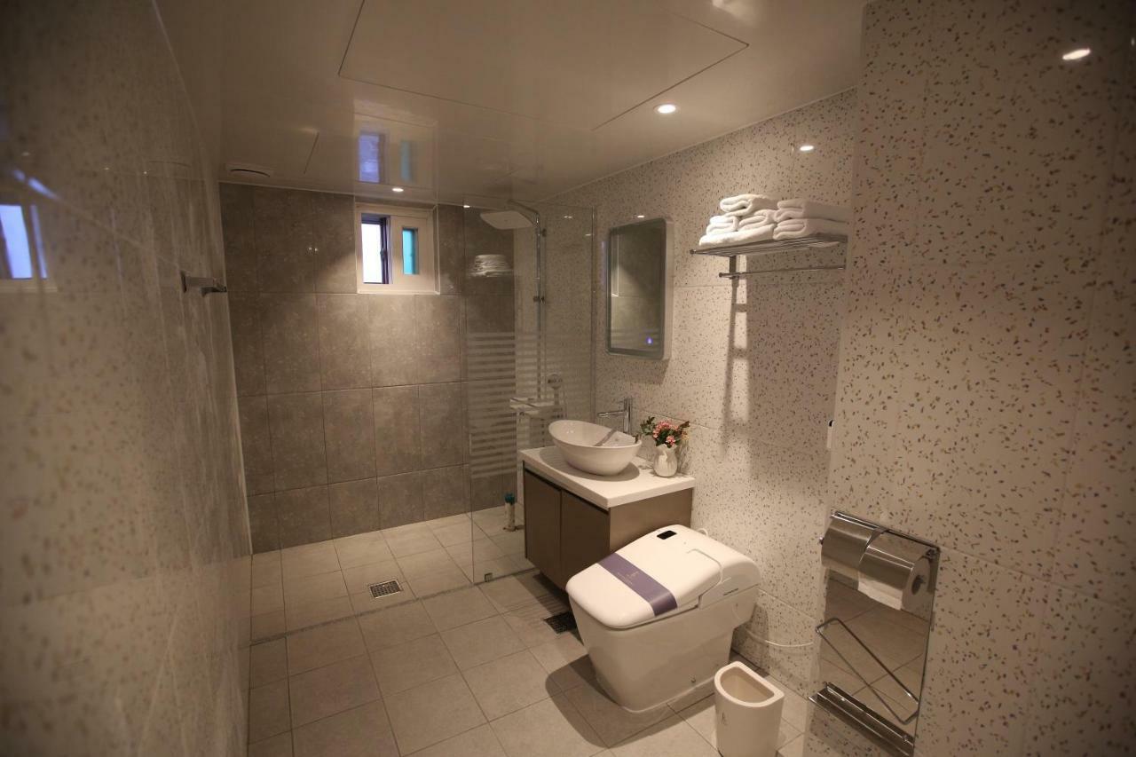 Am Ort Hotel Йосу Экстерьер фото