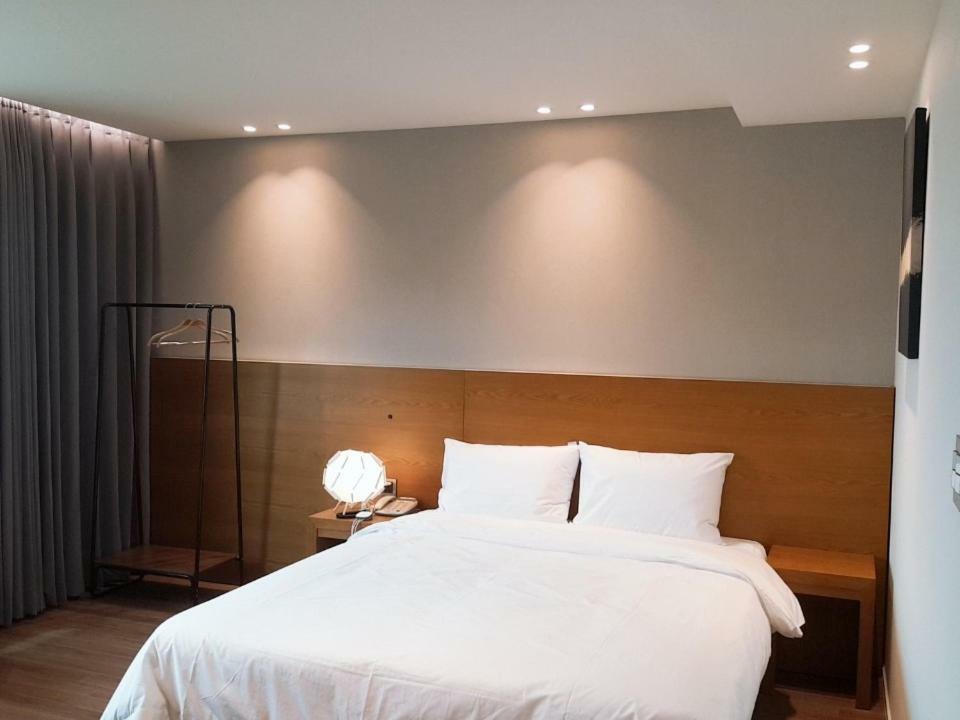 Am Ort Hotel Йосу Экстерьер фото