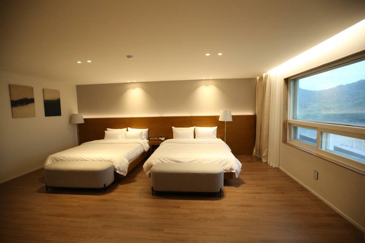 Am Ort Hotel Йосу Экстерьер фото
